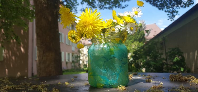 Blumenvase aus leerem Marmeladen-Glas und angefangenem Nagellack